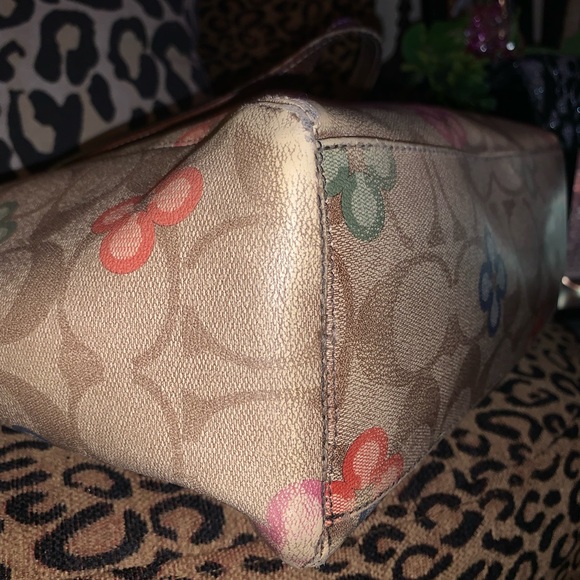 👛💜COACH Peyton Clover Purse💜👛 READ DESCRIPTION AND SEE PHOTOS AND VIDEO - Picture 9 of 15